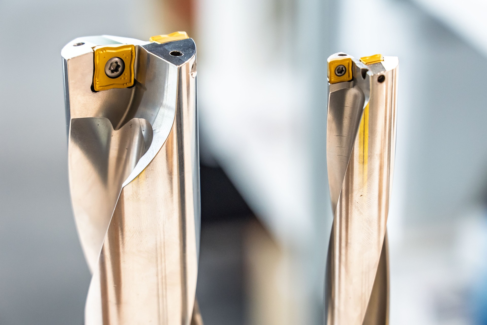 Punte con inserti da taglio per lavorazioni su torni e fresatrici. Punte da trapano, strumenti speciali. Frese per foratura. Foratura di metallo, acciaio, ghisa su macchine cnc.